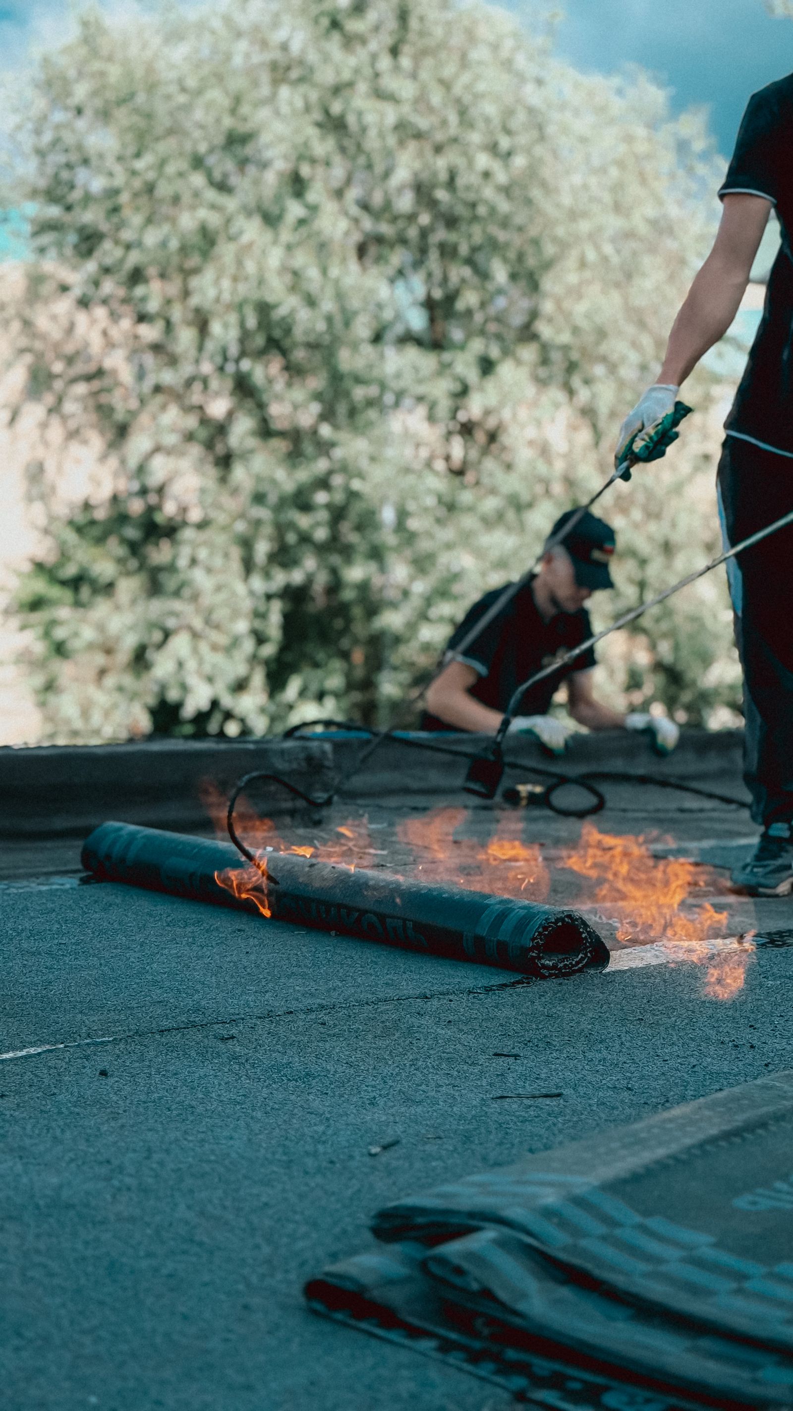 Modified bitumen torch-down roof with overlapping granulated rolls