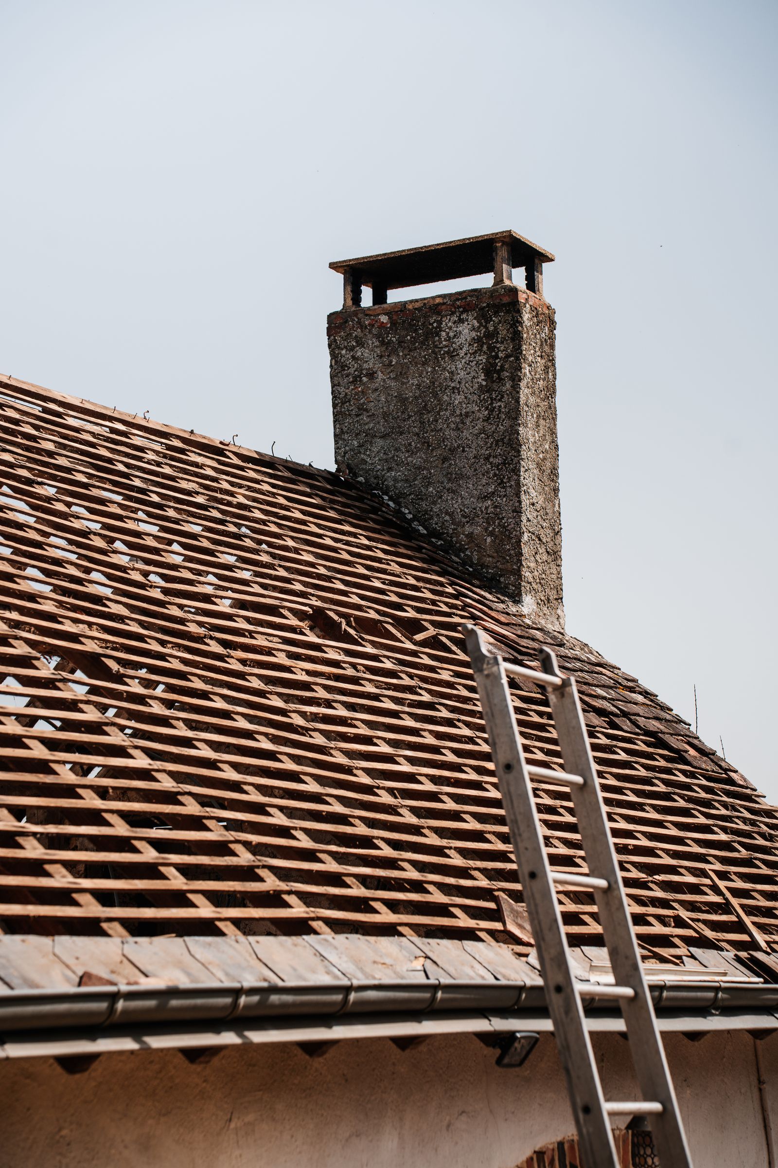 Built-up tar and gravel roof with pea gravel embedded in asphalt